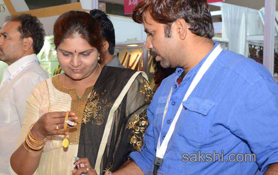 Jewellery Fair Models Noise2