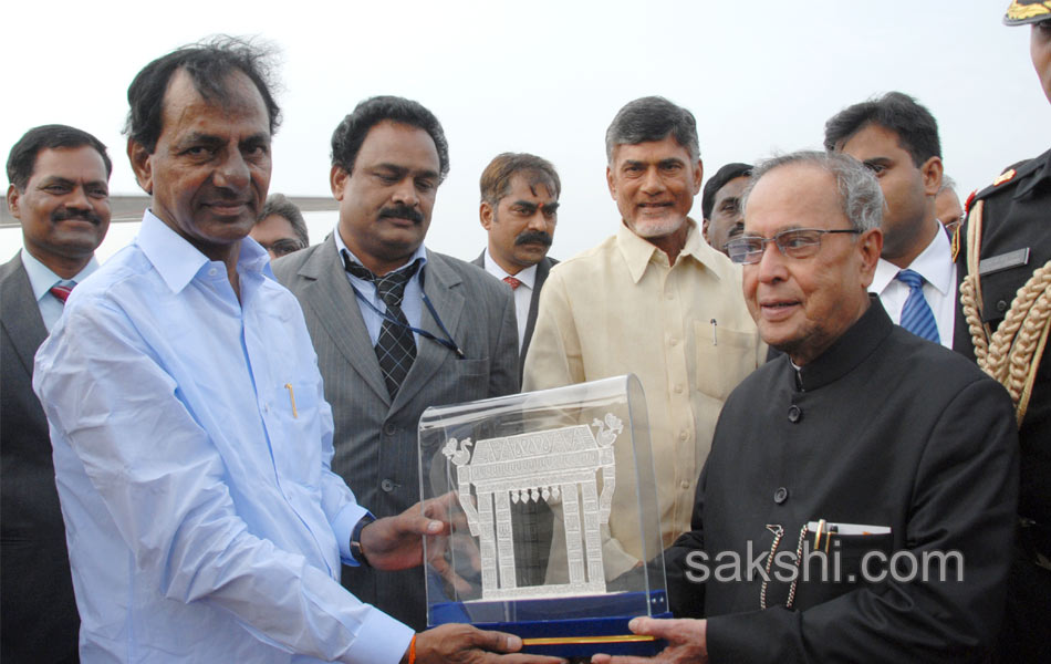 two chief ministers shake hands ahead of president tour - Sakshi5