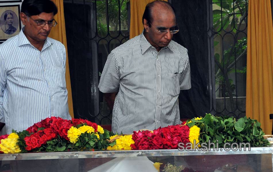 Prominent personalities pay tributes to Bapu17