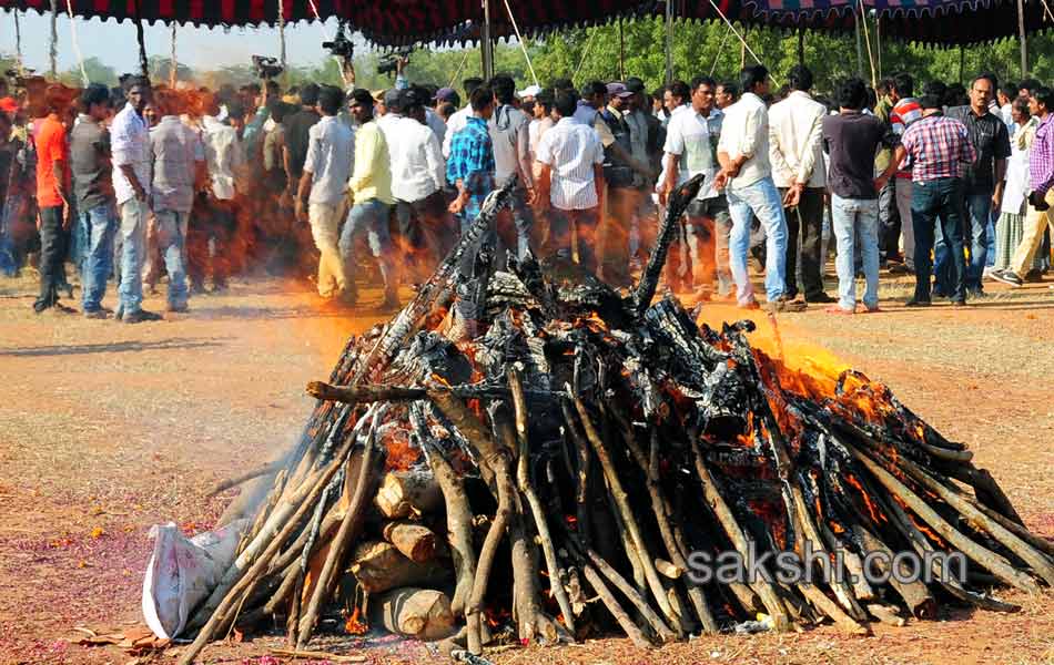 completion of nandamuri janakiram last rites - Sakshi13