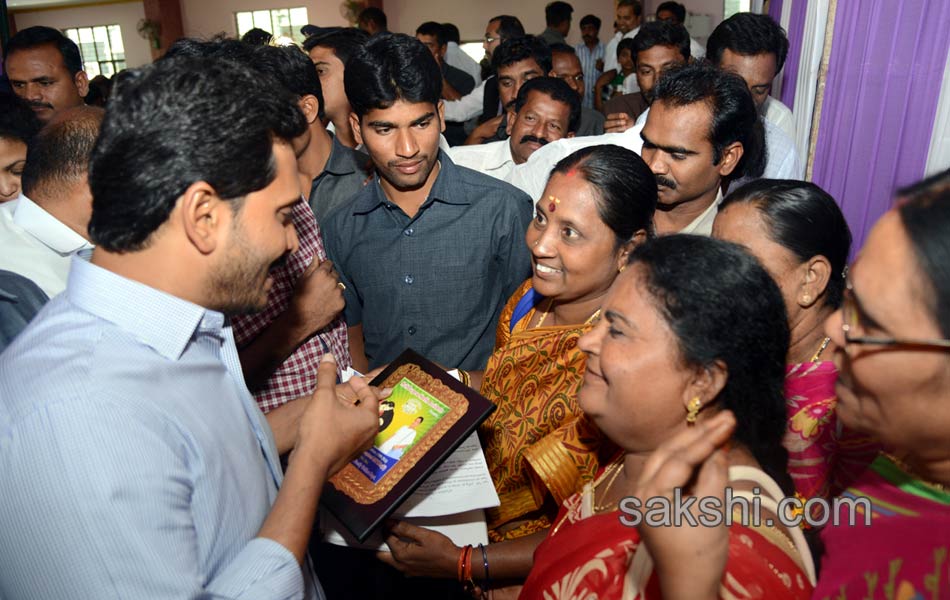 YS jagan mohan reddy tour in kurnool district - Sakshi3