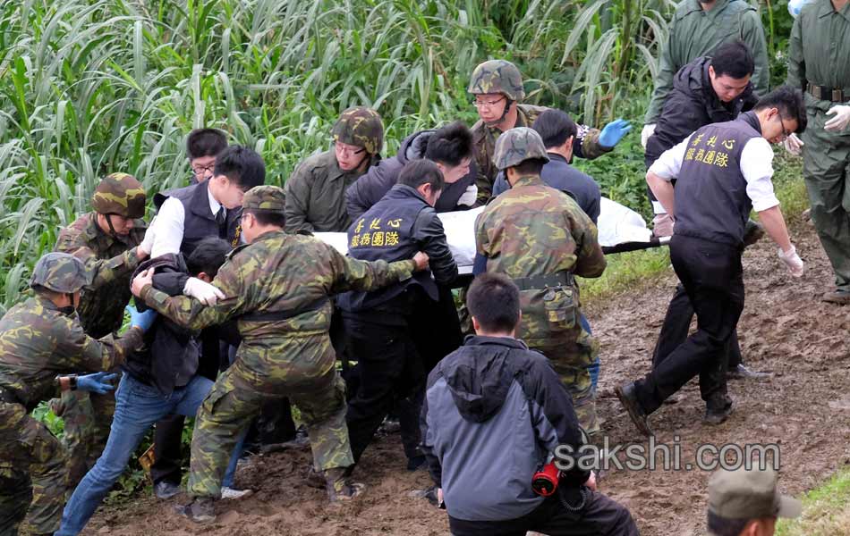 Taiwan TransAsia plane crashes into river12