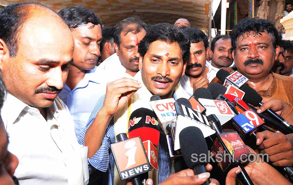 YS jagan mohan reddy attened ontimitta rathostavam - Sakshi5
