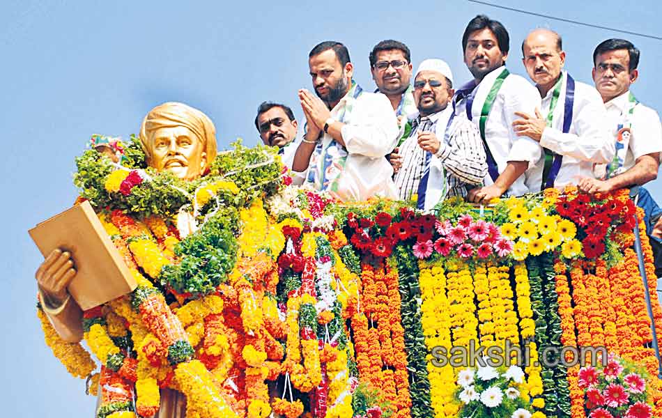 cm kcr pays tribute to activist Phule2
