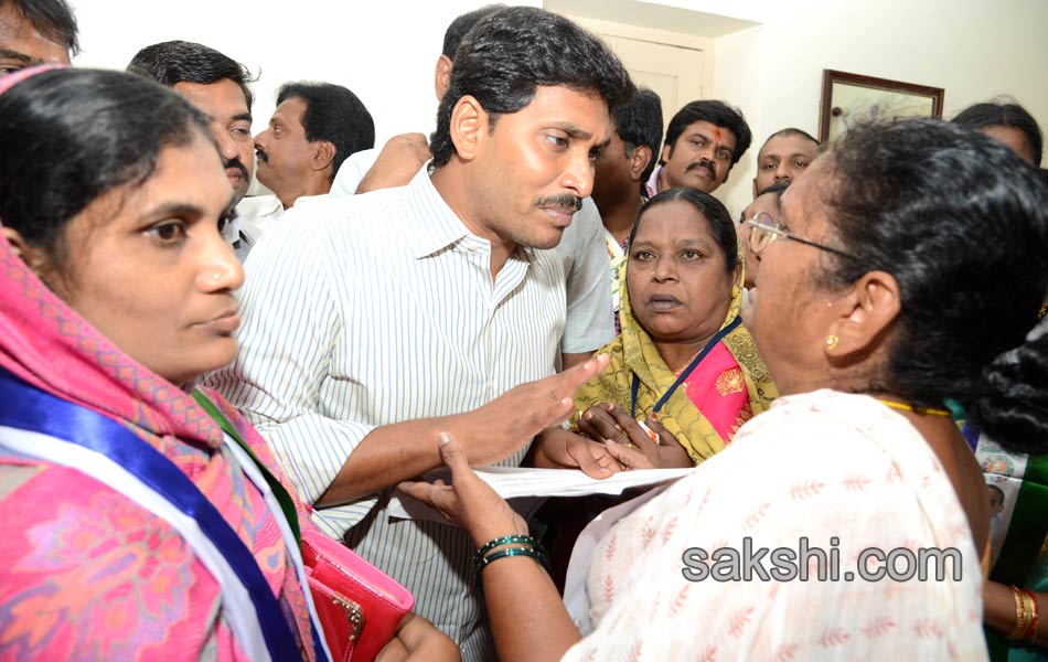 YS Jagan mohan reddy goes to prakasham barrage - Sakshi9