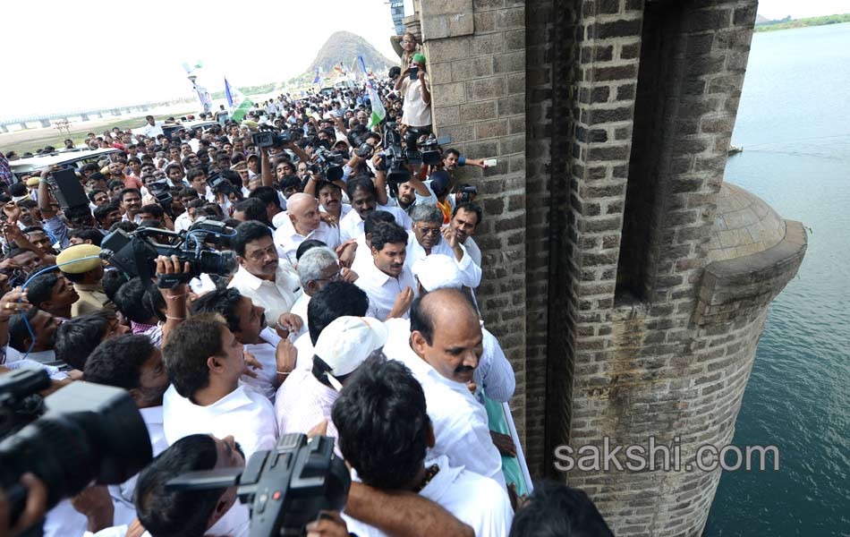 YS Jagan mohan reddy goes to prakasham barrage - Sakshi12
