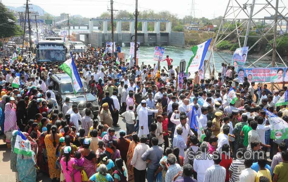 YS Jagan mohan reddy goes to prakasham barrage - Sakshi13