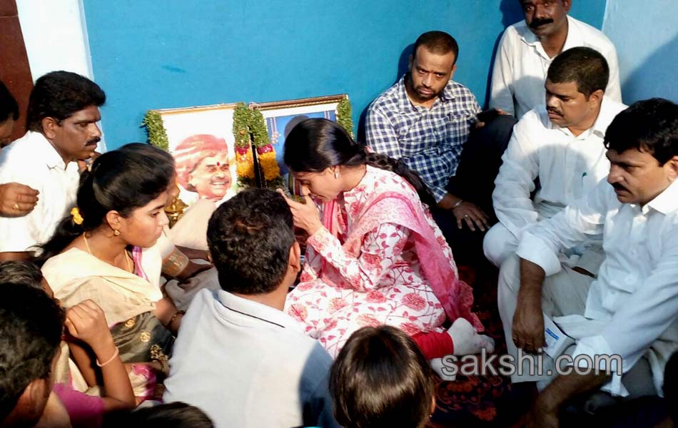 ys sharmila paramarsha yatra in Nalgonda6