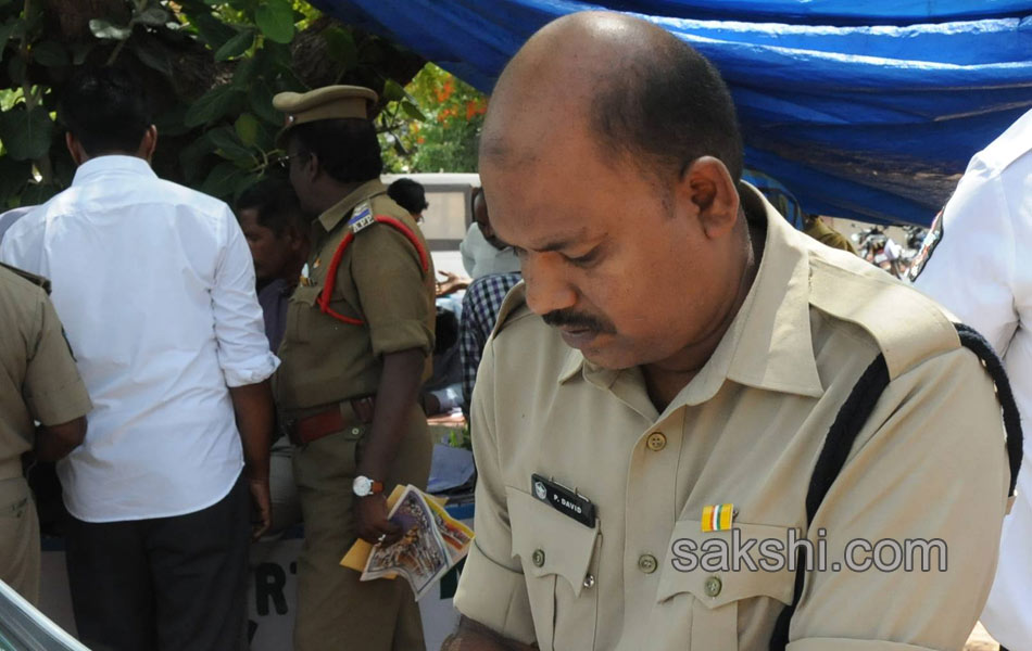driving licence in police - Sakshi12
