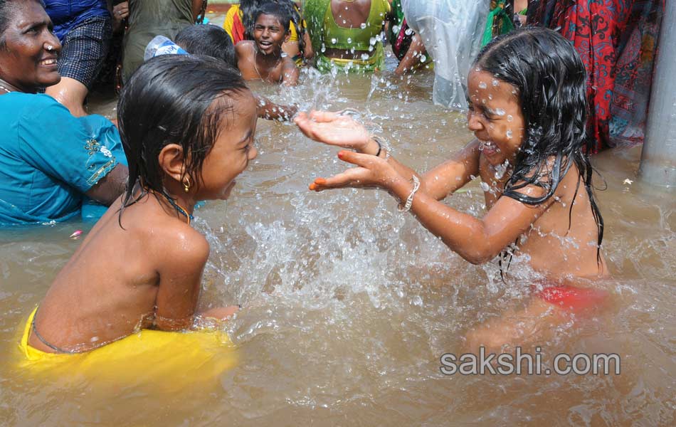 holy pushkaralu comes to eighth day - Sakshi15