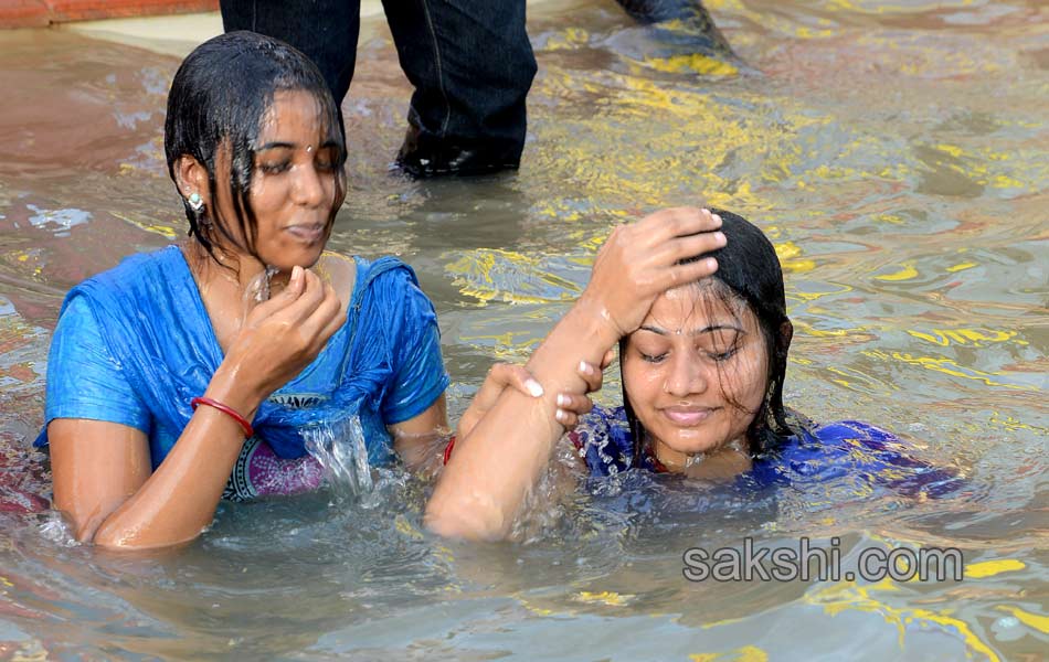 holy pushkaralu comes to eighth day - Sakshi18