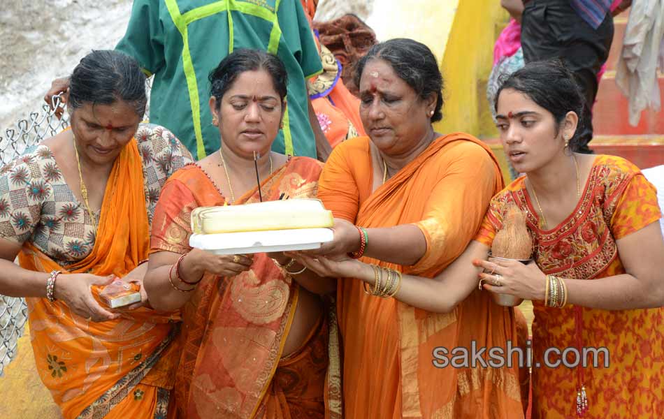 holy pushkaralu comes to eighth day - Sakshi23