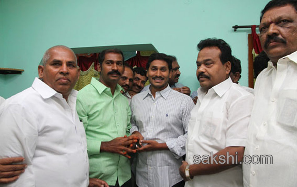 YS jagan raithu bharosa yatra - Sakshi1