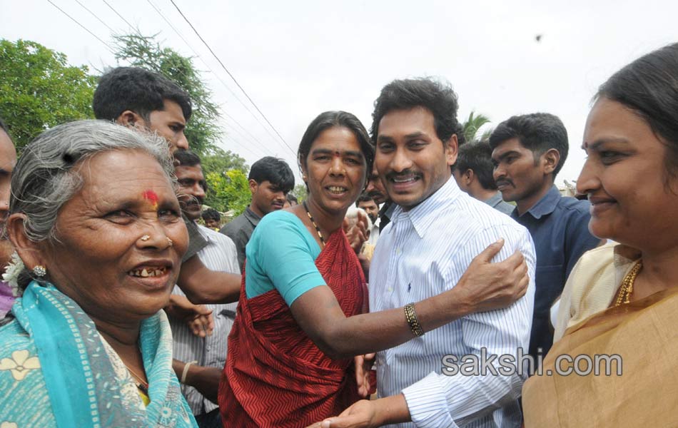 YS jagan raithu bharosa yatra - Sakshi10