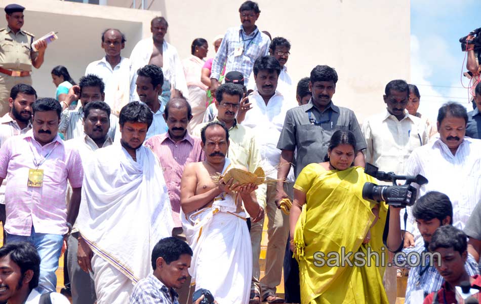 holy pushkaralu comes to twelfth day - Sakshi28