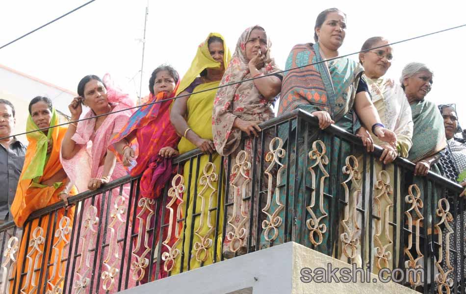YS Jagan to meet bereaved family of Koti - Sakshi1