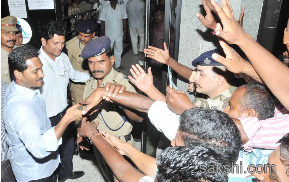 YS Jagan to meet bereaved family of Koti - Sakshi17