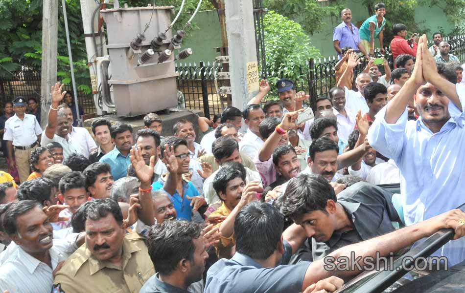 YS Jagan to meet bereaved family of Koti - Sakshi28