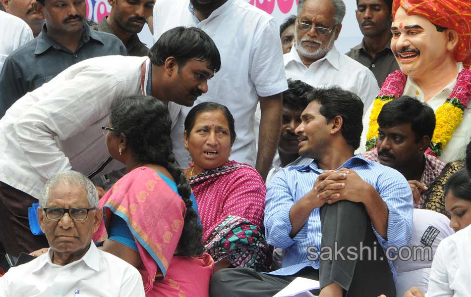 YS jagan mohan reddy dharna in vijayawada - Sakshi7