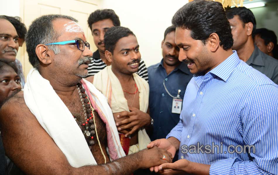 YS jagan mohan reddy dharna in vijayawada - Sakshi16