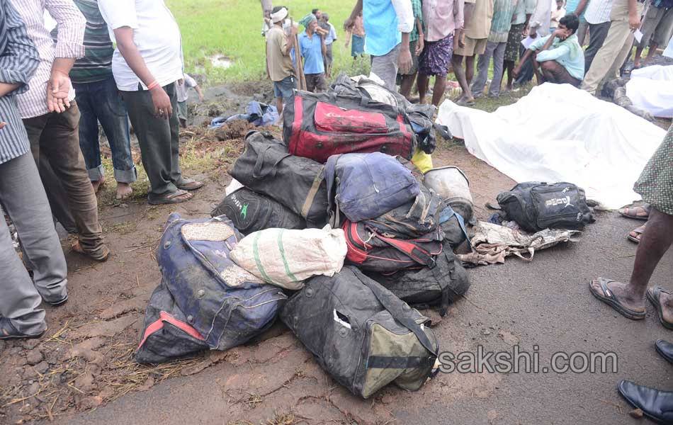 Several died in road accident at Rajamandry - Sakshi12