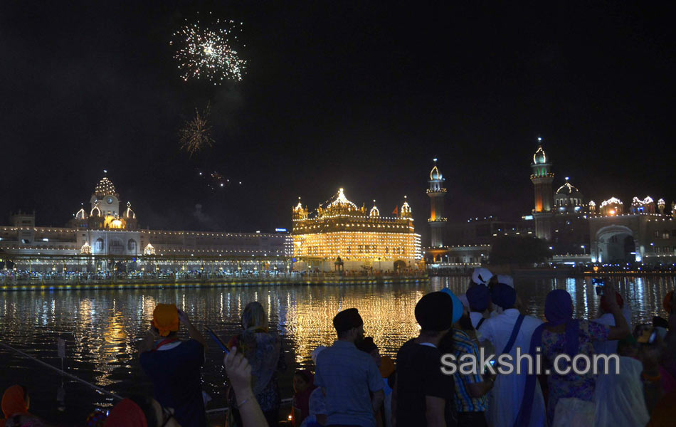 Sikh priest sits behind the Guru Granth Sahib1
