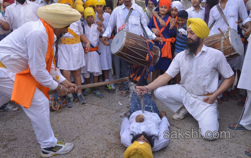 Sikh priest sits behind the Guru Granth Sahib5