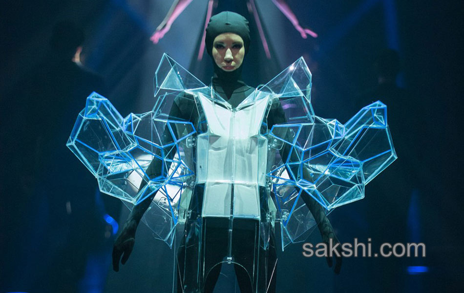 wearable art designs in newzealand fashion show6