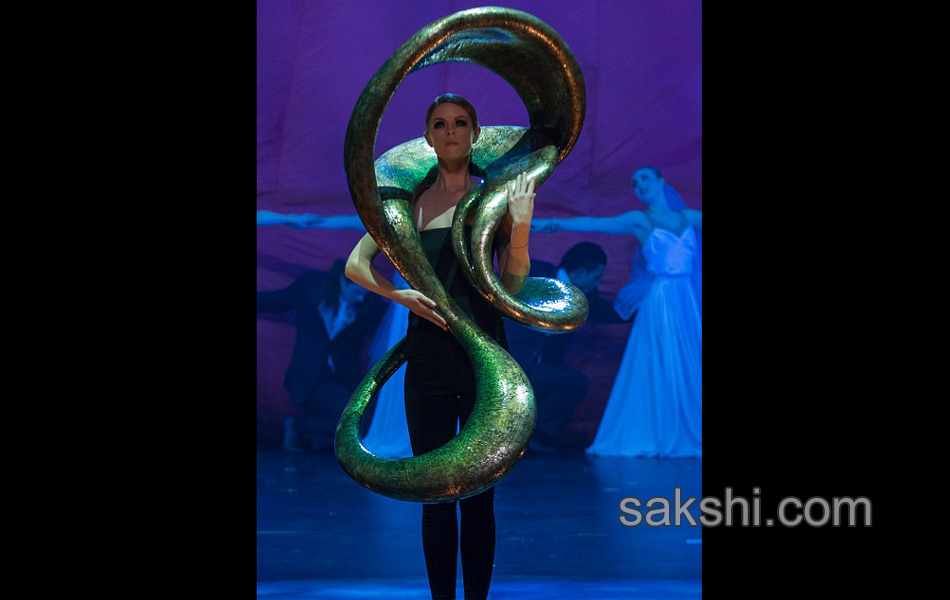 wearable art designs in newzealand fashion show9