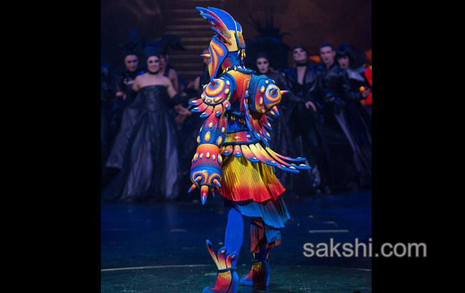 wearable art designs in newzealand fashion show12