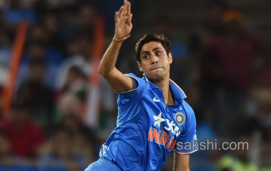 Sri Lanka seamers topple India on green track - Sakshi14