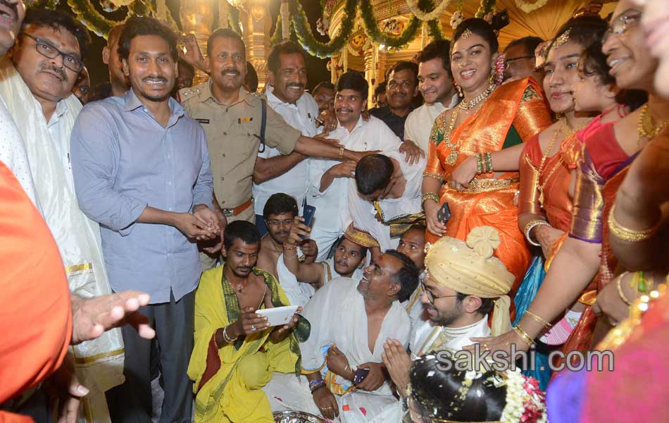 YS jagan mohan reddy attends ambati rambabu daughter marriage - Sakshi4