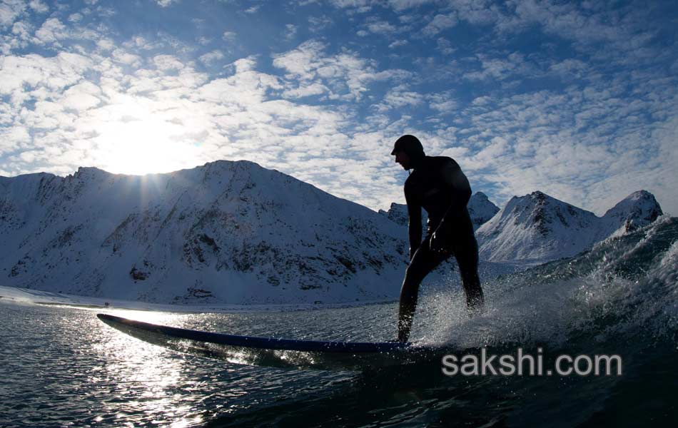 A surfer looks at the Northern lights1