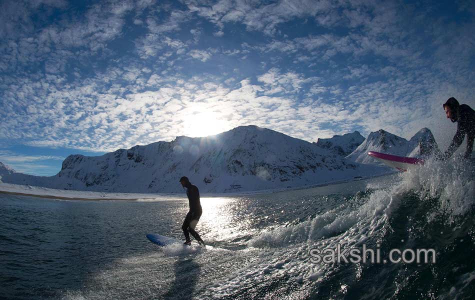 A surfer looks at the Northern lights2