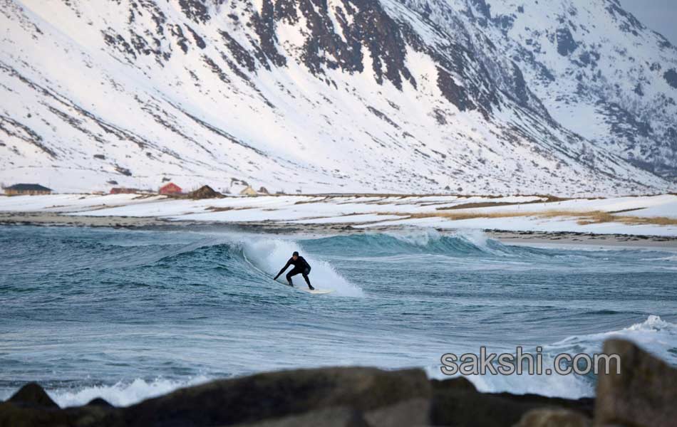 A surfer looks at the Northern lights9