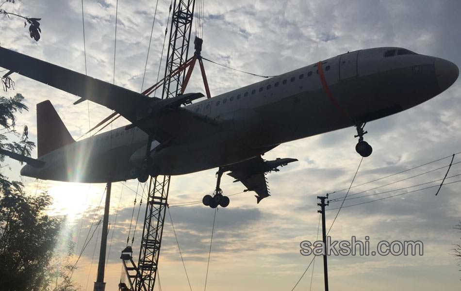 plane collapsed crane falldown in it6