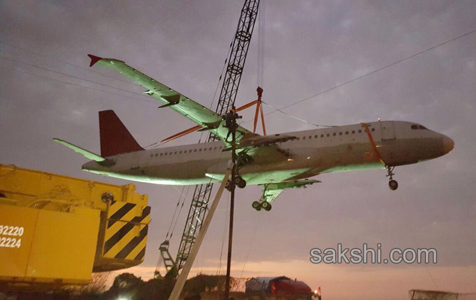 plane collapsed crane falldown in it7