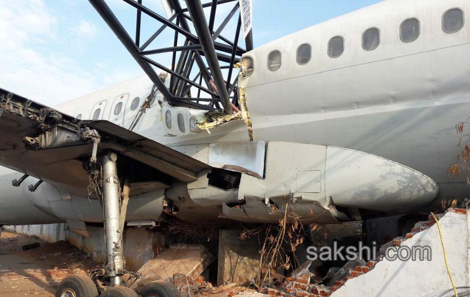 plane collapsed crane falldown in it8