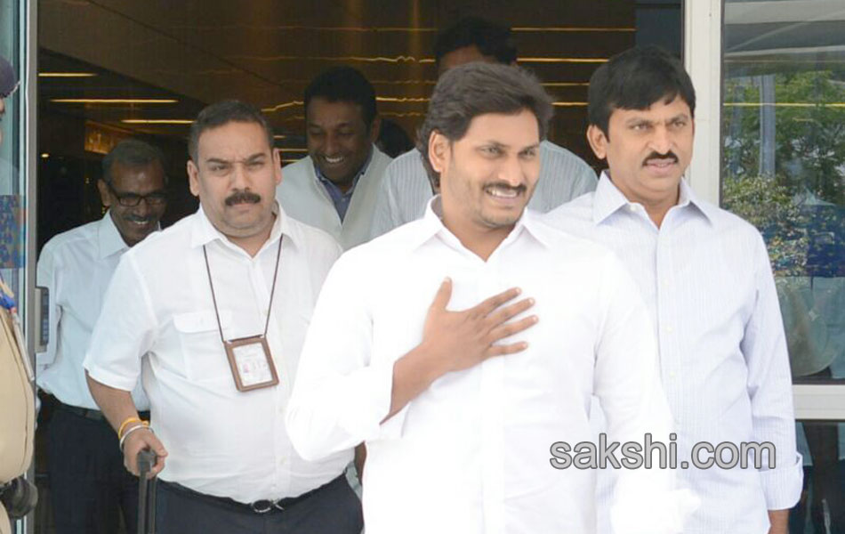 ysrcp leaders reaches delhi - Sakshi2