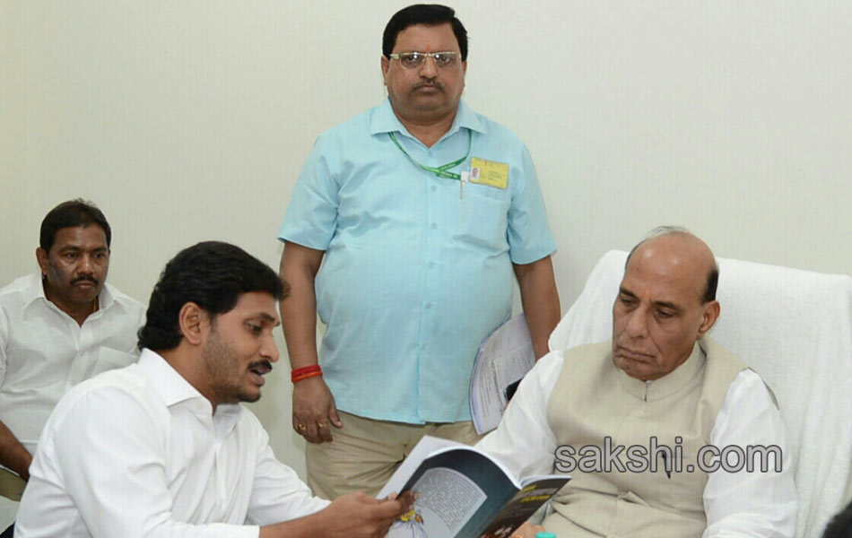 ysrcp leaders reaches delhi - Sakshi8