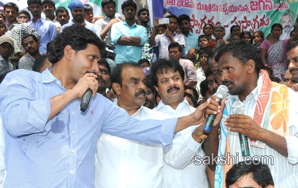 YS Jagan Mohan Reddy raithu barosa yatra in anantapur district - Sakshi2