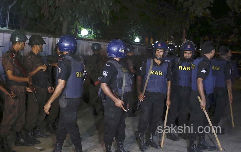 terrorists attack cafe and bakery in dhaka - Sakshi6