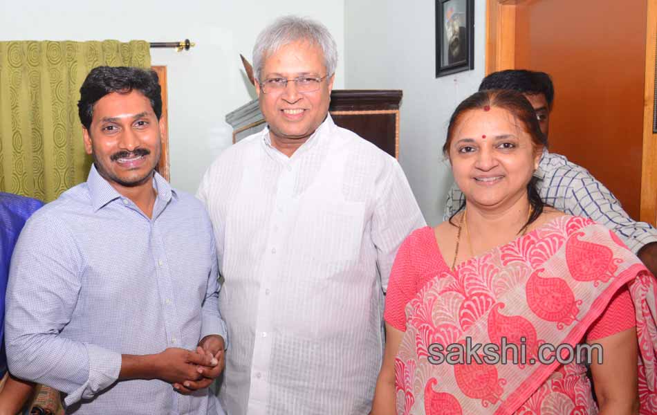 ys jagan meets ex mp undavalli arun kumar in rajahmundry - Sakshi1