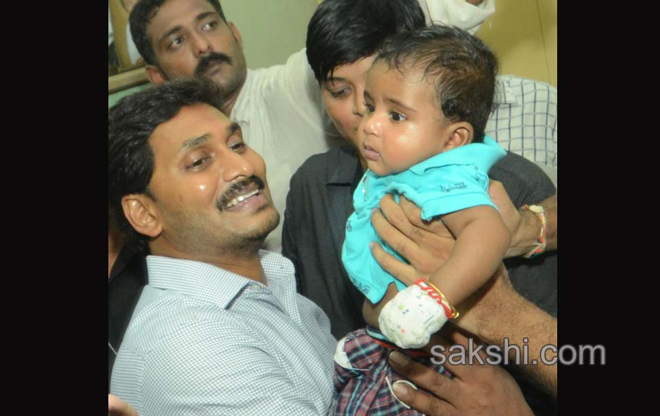ys jagan meets ex mp undavalli arun kumar in rajahmundry - Sakshi11