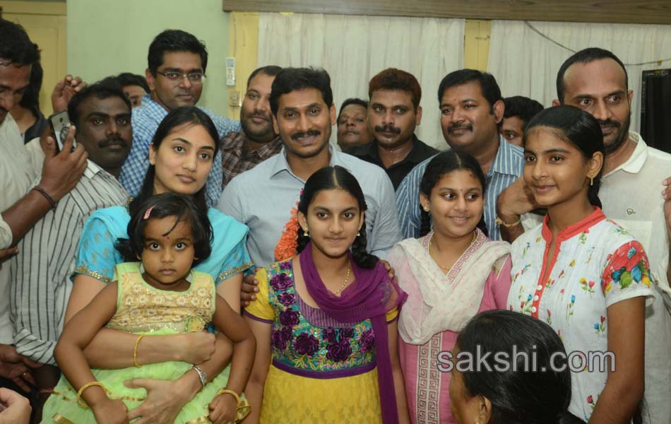ys jagan meets ex mp undavalli arun kumar in rajahmundry - Sakshi12