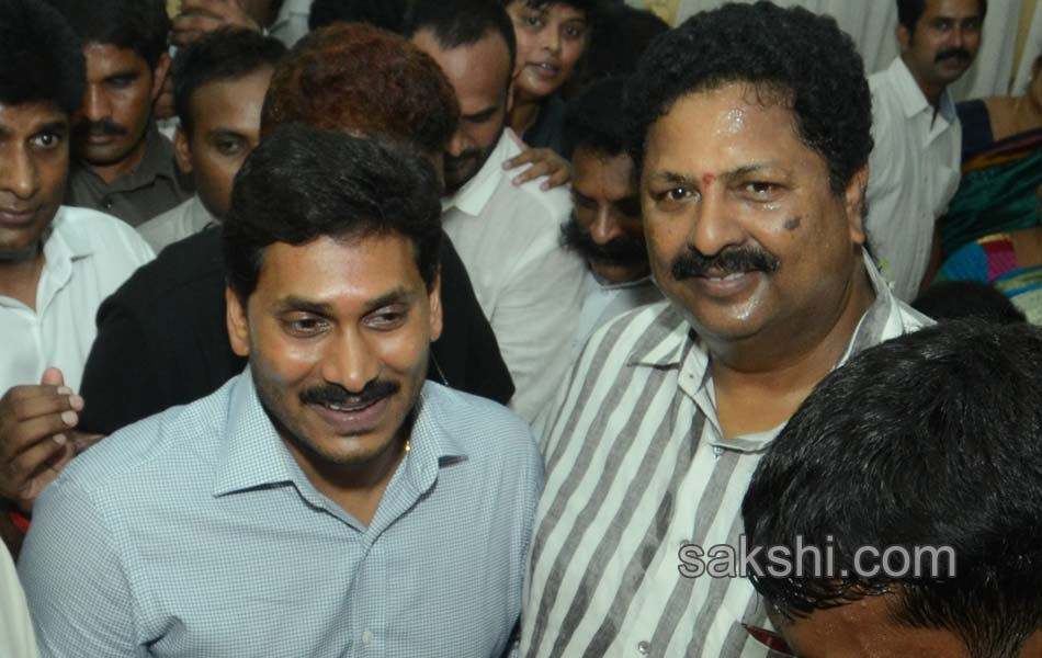 ys jagan meets ex mp undavalli arun kumar in rajahmundry - Sakshi15
