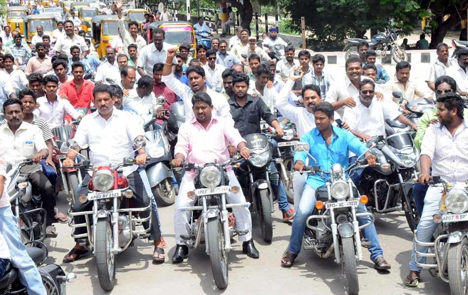 తిరుపతి–చిత్తూరు రహదారిలో ర్యాలీ చేస్తున్న ఎమ్మెల్యే చెవిరెడ్డి భాస్కర్రెడ్డి, వైఎస్సార్ సీపీ నేతలు1