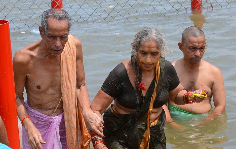Devotees holly baths at Puskara ghats2