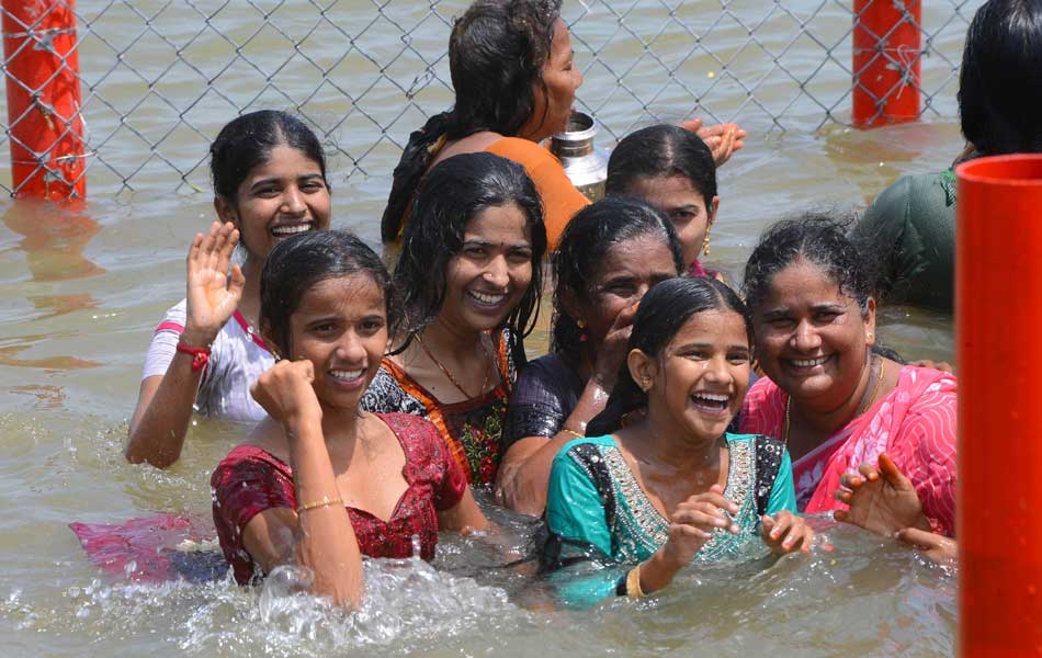 Devotees holly baths at Puskara ghats4