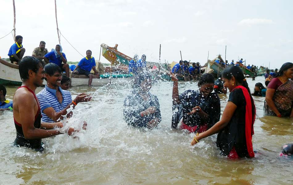 Devotees holly baths at Puskara ghats18